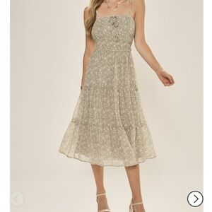 Trixxi Floral Tiered Midi Dress(Size Medium)